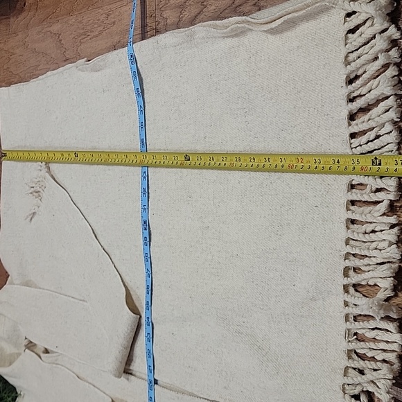 New Peruvian Wool Poncho/Cape w/ Built In Scarves - Picture 9 of 12